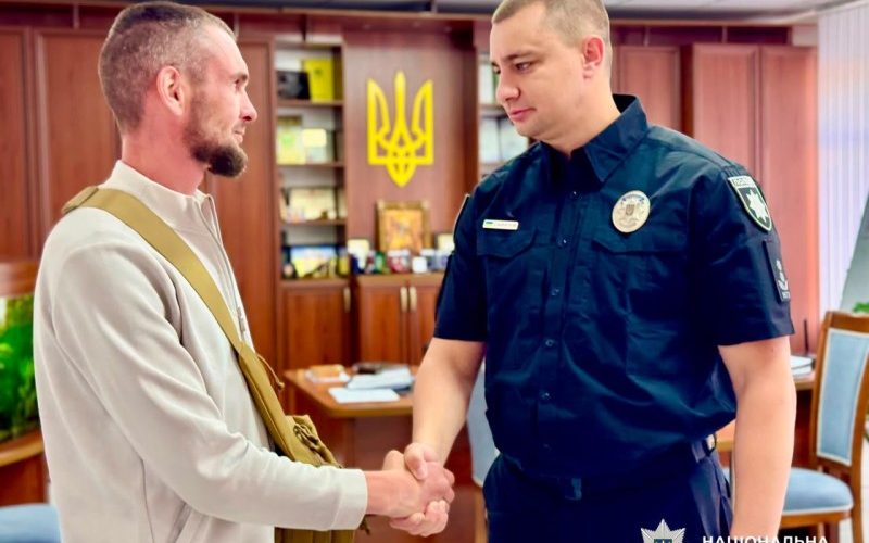 Не піддався на провокацію ворога та повідомив поліцію: правоохоронці Київщини нагородили чоловіка